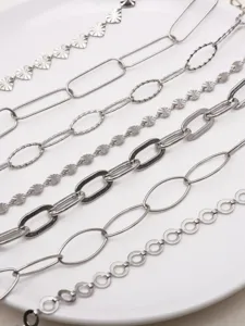 Primer plano de varios estilos de cadenas de acero inoxidable para la creación de joyas DIY