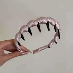 Elegant pink satin pleated headband with black inner teeth for a secure and stylish grip