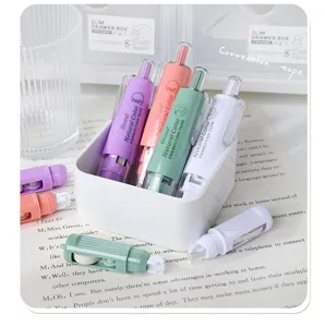 Primer plano detallado de cintas correctoras retráctiles en colores pastel con recambios