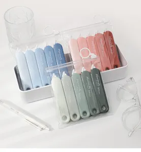 Primer plano de las cintas correctoras degradadas Morandi en tres bolsas transparentes.