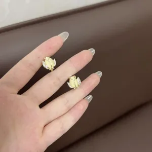 Detalle de pendientes de tulipán con piedras ojo de gato y brillantes diamantes de imitación