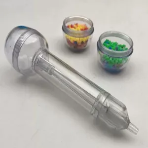 Detailansicht eines transparenten DIY-Perlenlöffels mit bunten Aufbewahrungsgläsern