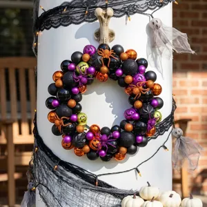 Ghirlanda di Halloween con palline galvanizzate colorate e ragni glitterati per porte