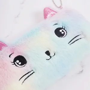 Zachte regenboog pluche katten etui met schattig geborduurd gezicht en oortjes.