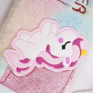 Estuche de peluche arcoíris con detalles de purpurina y un parche de unicornio mono