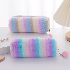 Astuccio di peluche a righe arcobaleno con pompon rosa, contenitore per cancelleria