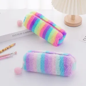 Astuccio ottagonale in peluche sfumato arcobaleno con un morbido pompon rosa