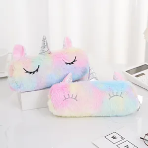 Süße Regenbogen-Plüsch-Einhorn-Federpäckchen mit silbernen Hörnern auf weißem Tisch