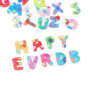 Bunte Acryl-Alphabet-Anhänger mit niedlichen Smiley-Mustern für die DIY-Schmuckherstellung.