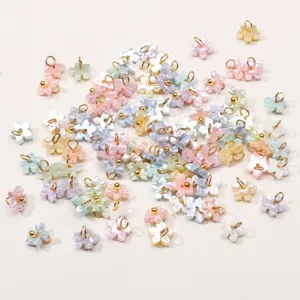 Breloques fleurs en résine colorées avec anneaux dorés pour création de bijoux DIY