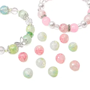 Vue macro de perles en verre craquelé de 10 mm pour la création de bijoux DIY.