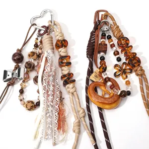 Detailansicht von lanyards im boho-stil mit leopard-perlen, bernstein-buchstaben und spitze.