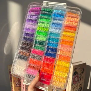Detailansicht der farblich sortierten Perler-Perlen-Aufbewahrungsbox mit vielen Fächern