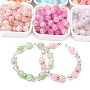 Vue macro détaillée de perles en verre à effet brisé de 10mm et bracelets faits main