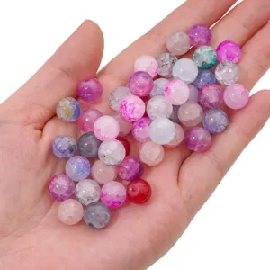 Vue macro de perles en verre craquelé de 10 mm avec motifs floraux bicolores pour bijoux