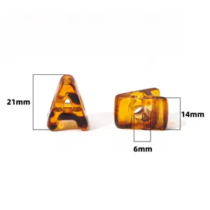 Detailansicht der Bernstein-Acrylperle Buchstabe A, 21 mm Höhe und 6 mm Loch