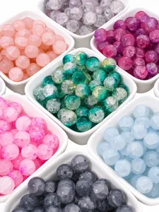 Vue macro de perles de verre craquelées 10mm multicolores pour bijoux DIY