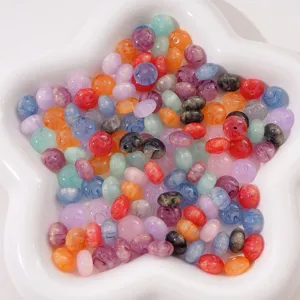 Vue détaillée de perles en résine marbrées colorées dans un plat étoile pour bijoux DIY