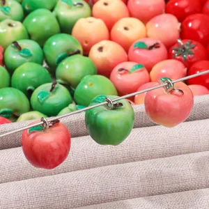 Primer plano de colgantes de manzana de resina 3D para la creación de joyas hechas a mano