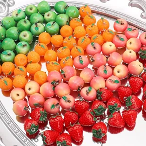 Colgantes de frutas de resina para creación de joyas DIY y proyectos de artesanía.