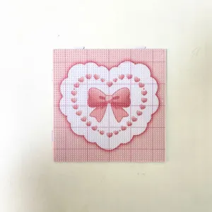 Base quadrata rosa con motivo a cuore e fiocco per mini perline da stirare da 1,8 mm.