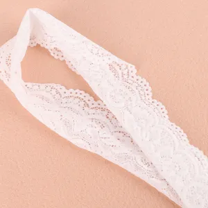 Nahaufnahme von elegantem weißem Stretch-Spitzenband für DIY-Kleidungszubehör