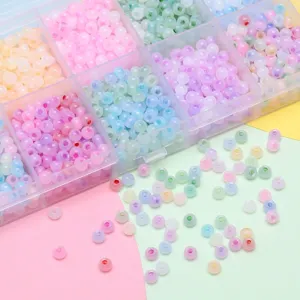 Nahaufnahme einer 10-Gitter-Box mit bunten Katzenaugenperlen für DIY-Schmuck