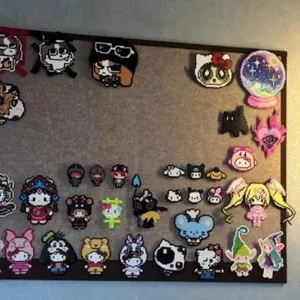 Gerahmte graue Filztafel für die DIY-Foto- und Bügelperlen-Wandanzeige-Dekoration.