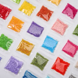Bunte Bügelperlen-Sets in Klarsichtbeuteln für kreative DIY-Pixelkunst und Bastelarbeiten