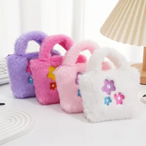 Close-up van vier kleurrijke pluche mini handtassen met mooie geborduurde bloemen