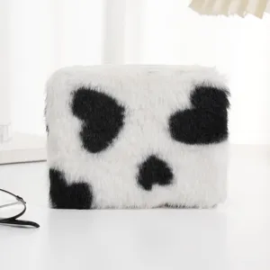 Nahaufnahme zeigt das weiche Plüschgewebe dieser süßen quadratischen Münztasche mit Herzmuster