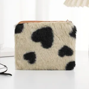 Detailansicht einer flauschigen Geldbörse mit schwarzem Herz-Jacquard-Musterstoff