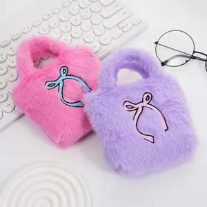 Close-up van schattige pluche mini-handtassen in roze en paars met strikborduurwerk