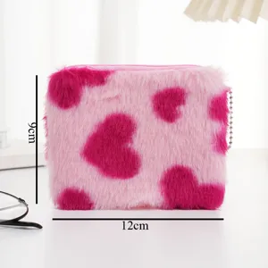 Weiche Plüschtasche in Rosa mit Herzmuster, Maße 12 cm x 9 cm, detaillierte Ansicht