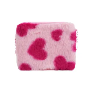 Süße rosa Plüsch-Geldbörse mit magentafarbenen Herzmustern und Reißverschluss.