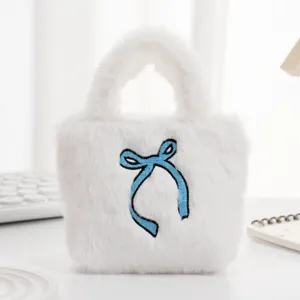 Gedetailleerd overzicht van een zachte witte pluchen tas met blauwe strik.