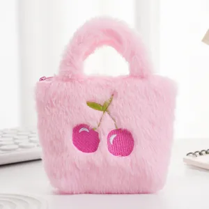 Detailweergave van de zachte roze pluche kindertas met schattig kersengeborduur