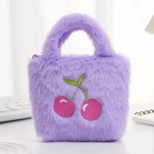 Gedetailleerd overzicht van de paarse pluchen tas met een schattig kersendesign