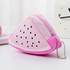 Primo piano di un grazioso portamonete in peluche a forma di anguria soffice