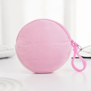 Nahaufnahme eines runden rosa Plüsch-Geldbeutels mit passendem Kunststoffhaken für Kopfhörer