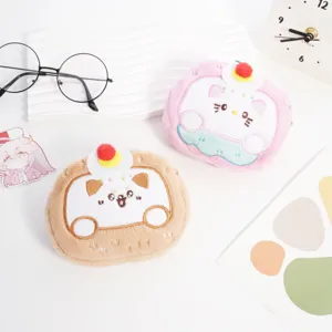 Primo piano di due simpatiche borse di peluche a tema animali e dolci per regali