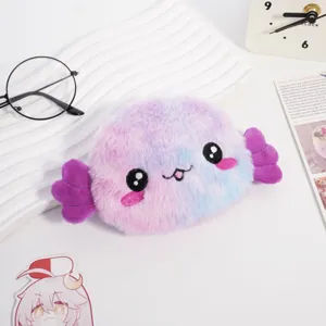 Dettaglio di un simpatico portamonete in peluche a forma di razza con viso ricamato e tie-dye