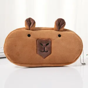 Vue détaillée d'une trousse en peluche marron motif capybara avec un visage mignon
