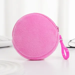 Nahaufnahme einer leuchtend rosa Mini-Geldbörse aus Plüsch mit einem praktischen Schlüsselclip