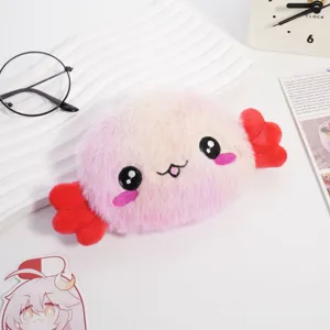 Simpatico portamonete in peluche rosa sfumato con viso ricamato in un ambiente casalingo
