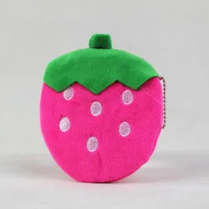 Monedero de peluche en forma de fresa rosa con hojas verdes y práctica cadena de bolas