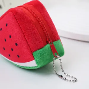 Primo piano di un simpatico portamonete in peluche a forma di anguria con cerniera