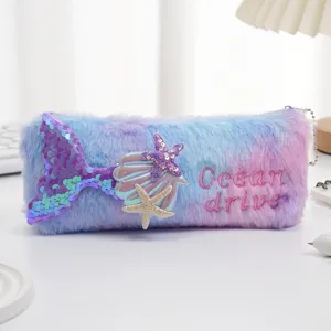 Primer plano del estuche de sirena de peluche con cola de lentejuelas y estrellas