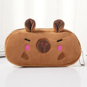 Vue détaillée d'une trousse en peluche capybara marron mignonne avec broderie