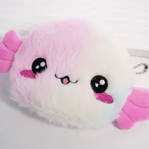 Dettaglio ravvicinato di un simpatico portamonete in peluche axolotl rosa e bianco ricamato